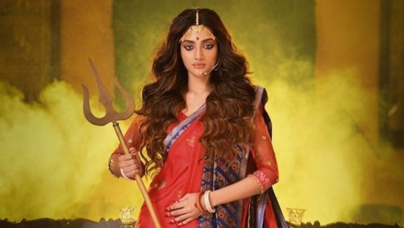 बता दें कि इससे पहले भी नुसरत जहां उस समय ट्रोल हुई थीं जब वह अपनी शादी के बाद पहली बार संसद में सिंदूर लगाकर पहुंची थीं। उस समय कट्टरपंथियों ने नुसरत जहां के बारे में काफी बातें बोलीं थीं लेकिन नुसरत ने बहादुरी से कट्टरपंथियों की बोलती बंद कर दी थी।