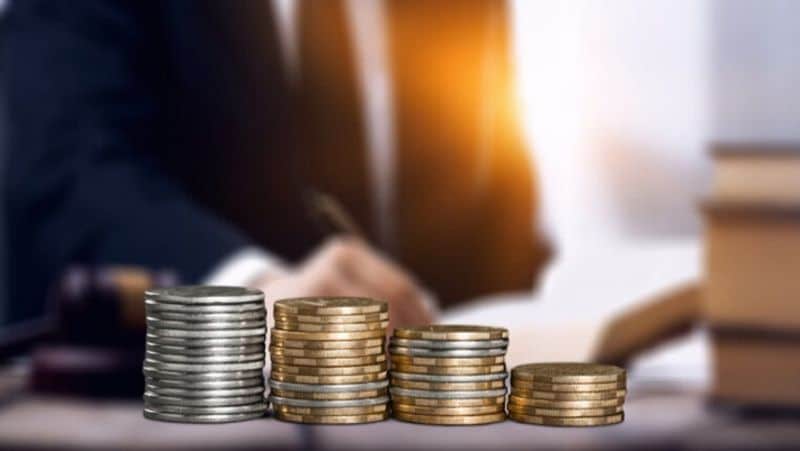 2 साल के लिए बढ़ सकता है मोरेटोरियम
केंद्र सरकार हलफनामे में ब्याज पर लगने वाले ब्याज को खत्म करने और अलग-अलग क्षेत्रों के हिसाब से मोरेटोरियम की अवधि बढ़ाए जाने को लेकर अपनी बात रख सकती है। सरकार महर्षि कमेटी की सिफारिशों पर भी फैसला ले सकती है। केंद्र सरकार ने कहा था कि रिजर्व बैंक के मौजूदा नियमों के मुताबिक, मोरेटोरियम की अवधि 2 साल तक बढ़ाई जा सकती है।
(फाइल फोटो)
