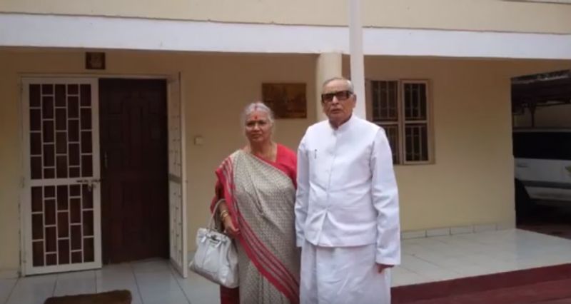 कहा जाता है कि साल 1963-64 में एक साधु ने महेंद्र सिंह को पुड़िया दी और कहा था कि नदी किनारे जाकर सपरिवार खा लेना। सारी दुख-दरिंद्रता मिट जाएगी। उस समय बीए कर बेरोजगारी झेल रहे महेंद्र को पता नहीं क्या सूझा और घर के लोगों को नदी किनारे ले जाकर पुड़िया दे दी और खुद भी खा लिए। इस पुड़िया को खाने के बाद परिवार के दो सदस्यों की मौत हो गई थी।
(फाइल फोटो)