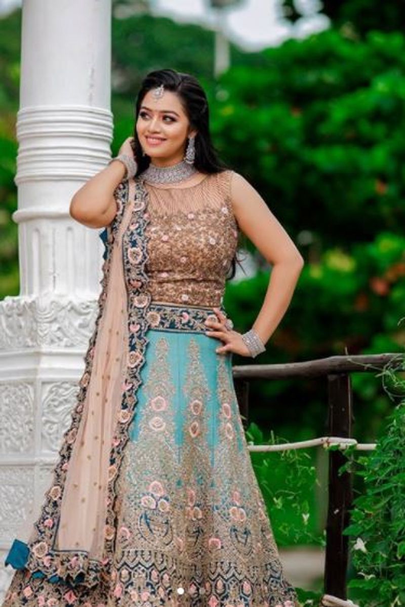 aranmanai kili serial actress bridal photo shoot