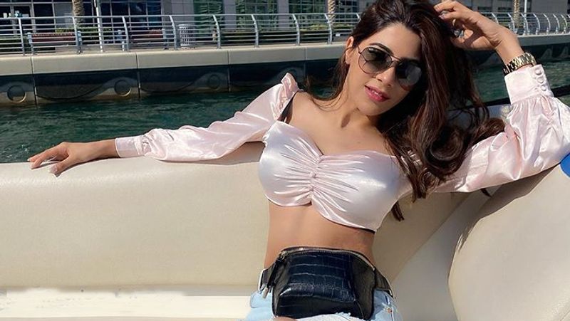 निक्की अपनी अदाओं से महफिल लूटने के लिए मशहूर है। 