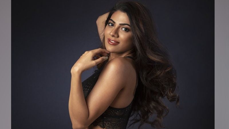 बता दें कि नए सीजन को लेकर इसके मेकर्स ने बहुत सी चीजें नई होने का वादा किया है। इसमें सबसे नई बात यह है कि अब बिग बॉस का नया सीजन टीवी से पहले मोबाइल पर देखा जा सकेगा। 