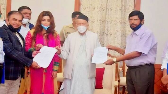 Attempt to throw acid on actress payal ghosh ... Union Minister comforts by going home Attempt to throw acid on actress payal ghosh ... Union Minister comforts by going home
