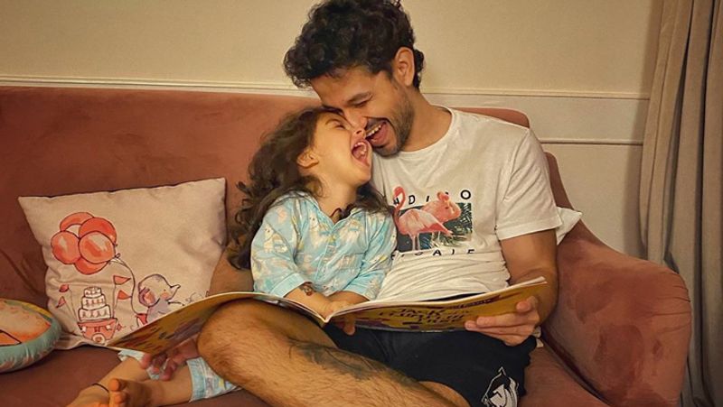 पापा कुणाल खेमू की लाडली है इनाया। लॉकडाउन में दोनों ने खूब मस्ती की, जिसकी फोटोज और वीडियो सोहा ने अपने इंस्टाग्राम पर शेयर किए थे।