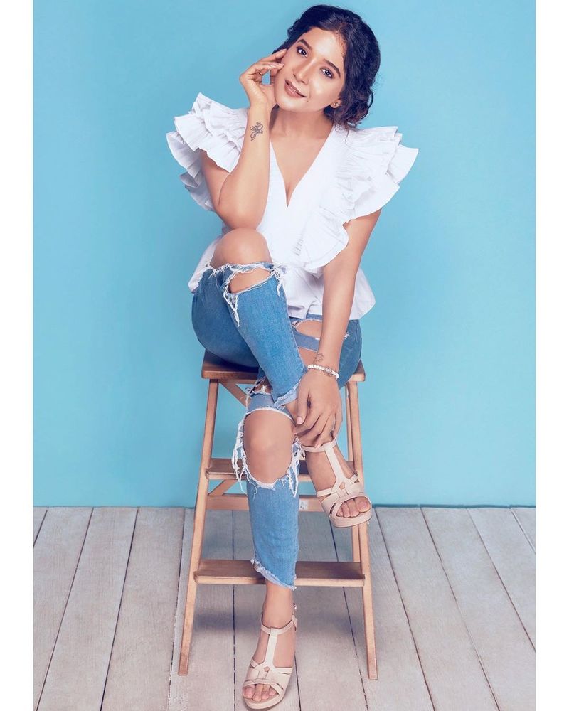 Bigg boss actress Sakshi agarwal hot selfie photo going viral