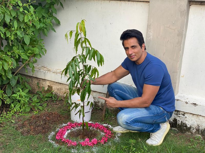 sonu sood got rare un award for his unlimited servies in lockdown time arj