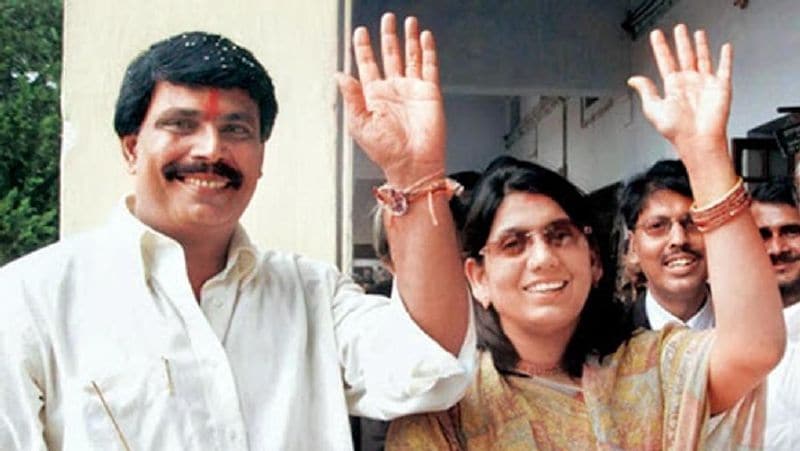 अंडरवर्ड में वर्चस्व बनाए रखने को लेकर 1994 में छोटन शुक्ला की हत्या हो गई थी। बताते हैं कि हत्यारों के गिरफ्तारी को लेकर प्रदर्शन भी हो रहा था, तभी गोपालगंज के डीएम जी कृष्णैया वहां से गुजर रहे थे। जिनकी भीड़ में हत्या कर दी गई थी। आरोप था कि आनंद मोहन के कहने पर भीड़ ने डीएम की हत्या की। इसपर उन्हें जेल जाना पड़ा था। (फाइल फोटो)