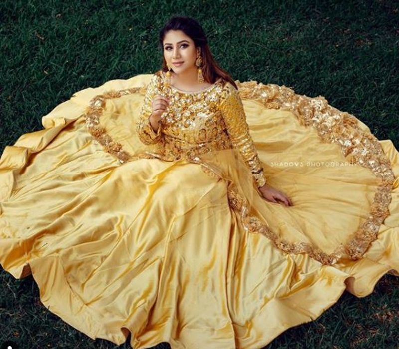 raja rani serial actress alya manasa golden dress photo shoot