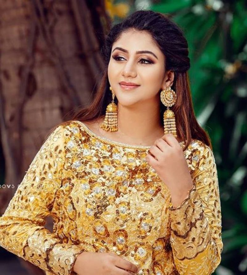 raja rani serial actress alya manasa golden dress photo shoot