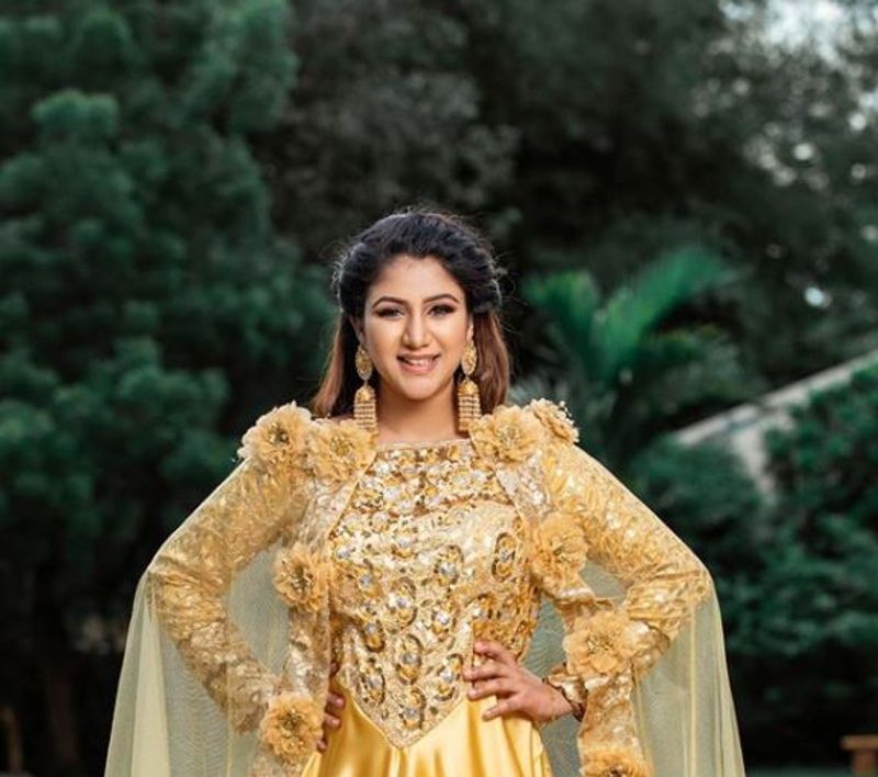 raja rani serial actress alya manasa golden dress photo shoot