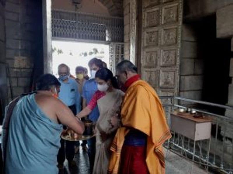 rohini sindhuri takes charge as dc of Mysuru after blessings Chamundeshwari rbj