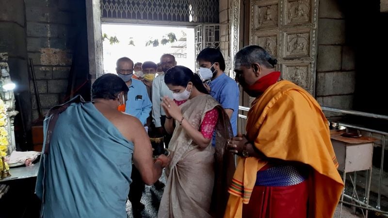 rohini sindhuri takes charge as dc of Mysuru after blessings Chamundeshwari rbj