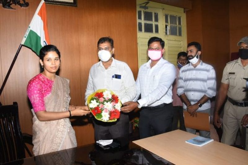 rohini sindhuri takes charge as dc of Mysuru after blessings Chamundeshwari rbj