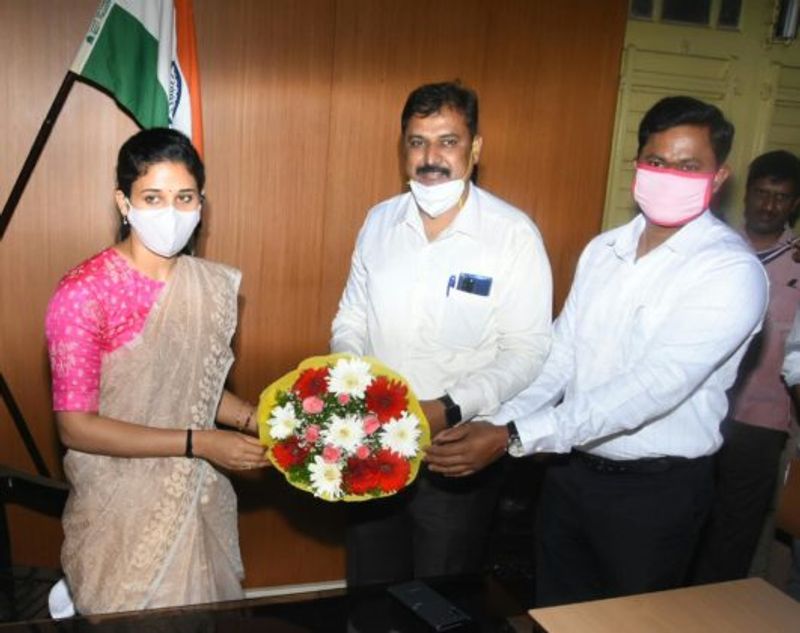 rohini sindhuri takes charge as dc of Mysuru after blessings Chamundeshwari rbj