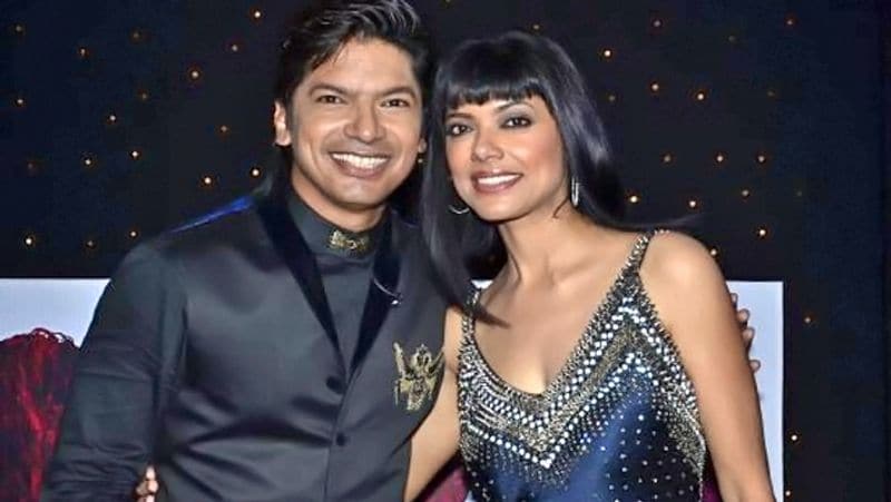 शान के पिता दिवंगत मानस मुखर्जी म्यूजिक डायरेक्टर थे। शान जब 13 साल के थे तभी उनके पिता का देहांत हो गया था। इसके बाद घर संभालने की जिम्मेदारी उनकी मां के कंधों पर आ पड़ी। ऐसे में उनकी मां ने बतौर सिंगर काम कर अपने बच्चों का लालन-पालन किया। शान की एक बहन भी हैं, जिनका नाम सागरिका है। वो भी सिंगर हैं। 