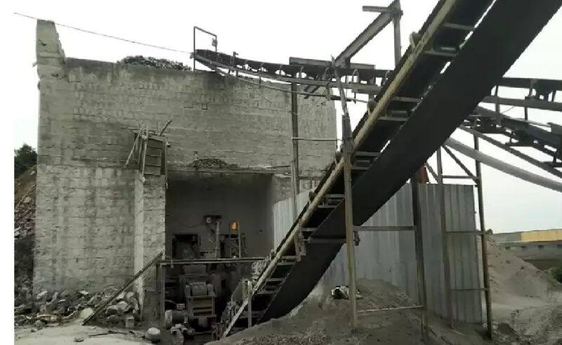 Worker dies after falling on stone crusher ..! Police are conducting a serious investigation ..!