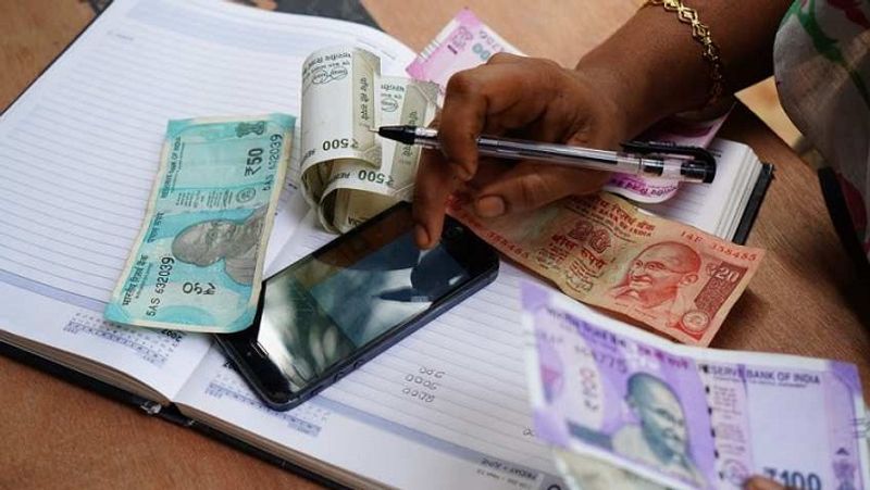 दूसरी स्कीम्स में कितनी है ब्याज दर
सीनियर सिटिजन सेविंग स्कीम (Senior Citizen Saving Scheme) में 7.40 फीसदी की दर से ब्याज मिल रहा है। वहीं, पोस्ट ऑफिस की मंथली इनकम स्कीम (MIS) पर 6.6 फीसदी ब्याज मिल रहा है। नेशनल सेविंग सर्टिफिकेट (NSC) पर ब्याज दर 6.8 फीसदी है।
(फाइल फोटो)