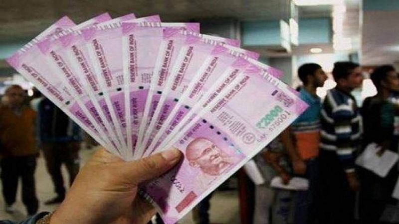 इन स्कीम्स में स्थिर रहती है ब्याज दर
पब्लिक प्रोविडेंट फंड (PPF) और सुकन्या समृद्धि योजना (SSY) पर ब्याज दर को सरकार बदलती रहती है और यह उसी अनुसार लागू होती है। लेकिन टाइम डिपॉजिट, पोस्ट ऑफिस रिकरिंग डिपॉजिट, पोस्ट ऑफिस मासिक आय योजना, राष्ट्रिय बचत सर्टिफिकेट और किसान पत्र में निवेश करने पर उस समय मिलने वाली ब्याज दर पूरी योजना अवधि में मिलती है।
(फाइल फोटो)
