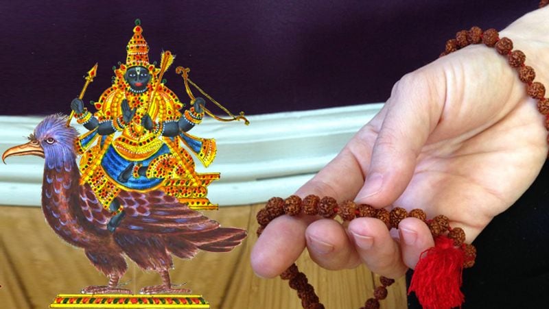 ಶನಿವಾರ
ಶನಿ ಗ್ರಹದ ದುಷ್ಪರಿಣಾಮಗಳನ್ನು ನಿವಾರಿಸಲು ಶನಿವಾರದ ಉಪವಾಸವನ್ನು ಸಾಮಾನ್ಯವಾಗಿ ಆಚರಿಸಲಾಗುತ್ತದೆ. ಶನಿ ಕ್ರೌರ್ಯದ ಸಂಕೇತವಾಗಿದ್ದು, ಪ್ರಕೃತಿಯಲ್ಲಿ ಪ್ರತಿಕೂಲವಾಗಿದೆ. ಇದನ್ನು ನ್ಯಾಯದ ಗ್ರಹವೆಂದು ಪರಿಗಣಿಸಲಾಗುತ್ತದೆ ಮತ್ತು ಹೀಗಾಗಿ ತನ್ನ ಜೀವಿತಾವಧಿಯಲ್ಲಿ ಯಾರಿಗಾದರೂ ಅನ್ಯಾಯ ಮಾಡುವ ಯಾರನ್ನಾದರೂ ಶಿಕ್ಷಿಸುವ ಅಧಿಕಾರವನ್ನು ಹೊಂದಿದೆ. 