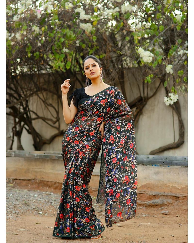 anasuya in saree big treat for fans for sure ksr