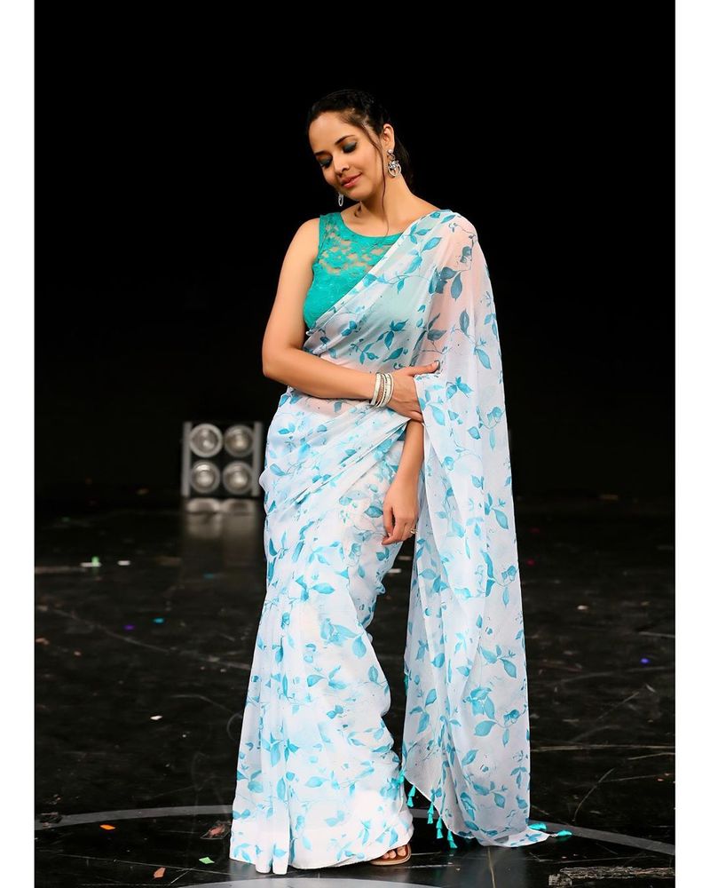 anasuya in saree big treat for fans for sure ksr