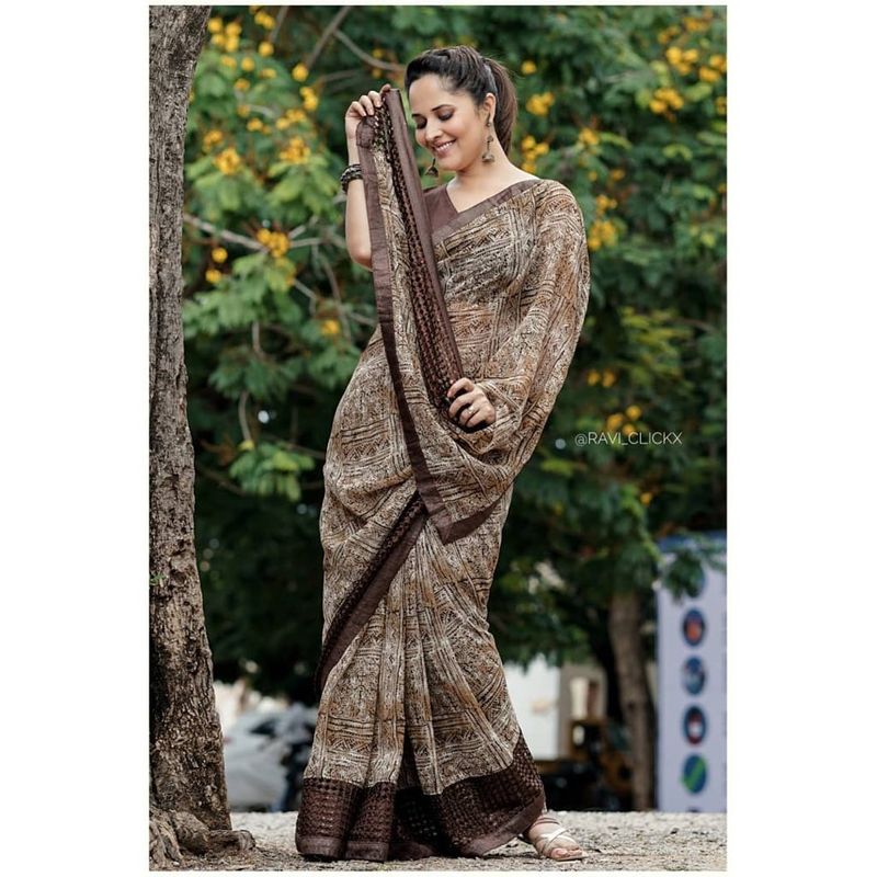 anasuya in saree big treat for fans for sure ksr