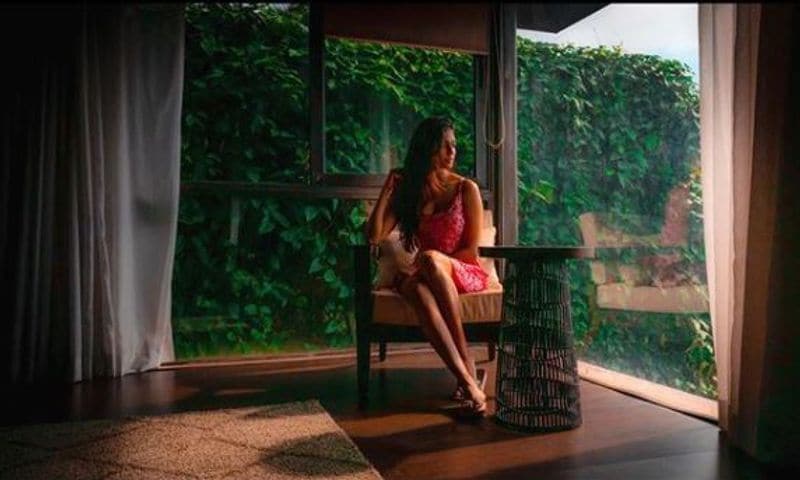 malavika mohan latest hot pose for pink color dress