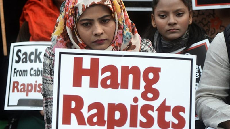 क्रमिनल कोड ऑफ रूस के अनुच्छेद 131 के अनुसार, बलात्कार को हिंसा या हिंसा की धमकी का उपयोग करके विषमलैंगिक संभोग (heterosexual vaginal intercourse) के रूप में परिभाषित किया गया है। यहां रेप जैसे अपराध के लिए अधिकतम सजा 30 साल तक की है। ये अपराध की संगीनता पर निर्भर करता है।
