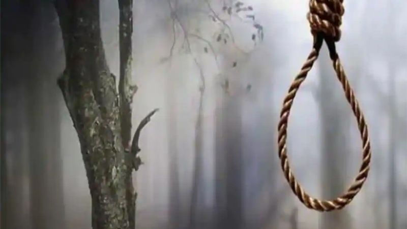उत्तर कोरिया एक ऐसा देश है जहां रेप के दोषी को कड़ी से कड़ी सजा देने का प्रावधान है। यहां रेपिस्ट को सरेआम सिर में कई गोलियां मारी जाती है। वहीं, संयुक्त अरब अमीरात में भी बलात्कारी को सीधे मौत की सजा सुनाई जाती है। यूएई के कानून के अनुसार बलात्कारी को एक हफ्ते के भीतर ही फांसी दे दी जाती है।