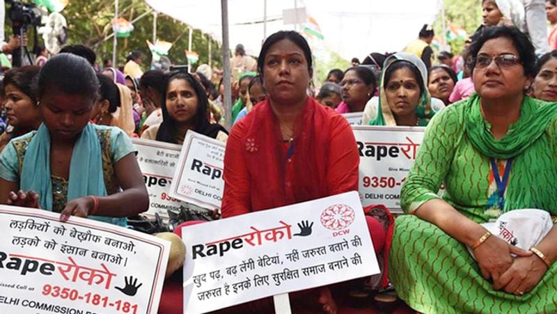 देश में अक्सर रेप मामलों में सजा की लंबी प्रक्रिया को लेकर अक्सर सवाल उठते रहे हैं। भले ही रेप के दोषियों को फांसी तक की सजा का प्रावधान है, लेकिन फिर भी भारत में महिला हिंसा और अपराध के मामले में कम नहीं हो रहे हैं। हाथरस की घटना ने एक बार फिर से देश की जनता को आक्रोशित कर दिया है, सभी जल्द से जल्द अपराधियों को मौत की सजा की मांग कर रहे हैं और लोग सड़कों पर उतर आए हैं। बता दें कि उत्तर प्रदेश के हाथरस में गैंगरेप का शिकार हुई युवती ने मंगलवार को दम तोड़ दिया।
