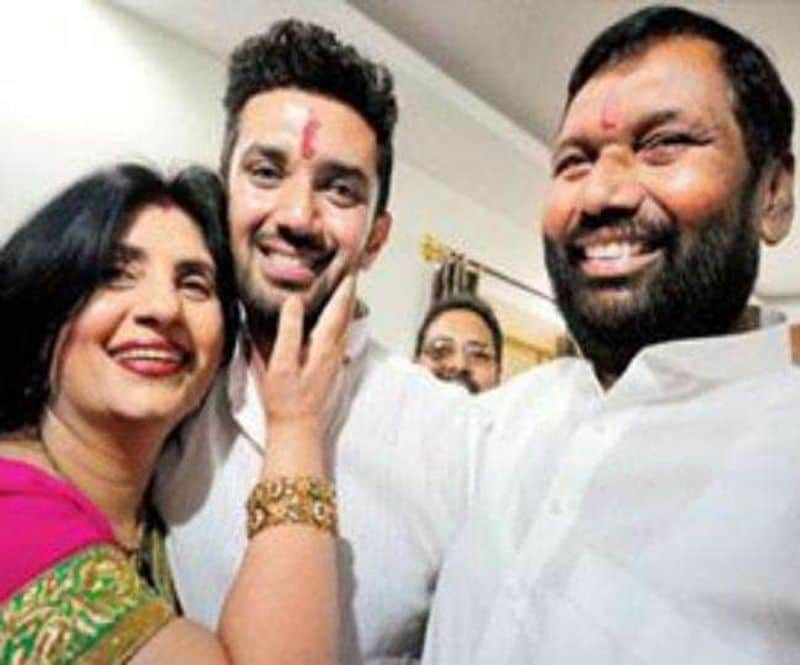 चिराग ने कहा था कि चुनाव है, लेकिन पापा की तबियत की वजह से उन्हें छोड़कर बिहार नहीं आ पा रहा हूं। कई मीटिंग भी उन्हें रद्द करने पड़े। इसी हफ्ते पार्टी संसदीय दल की बैठक थी, लेकिन चिराग को पिता के खराब तबियत की जानकारी मिली और उन्हें मीटिंग छोड़कर जाना पड़ा। उनके साथ उनके चचेरे भाई प्रिंस राज भी थे। 