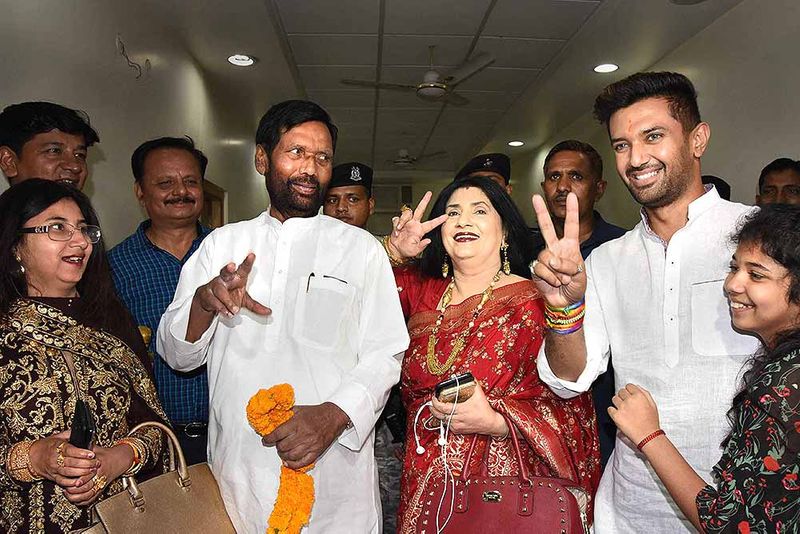 हालांकि चिराग उन्हें बार-बार इलाज जाने के लिए कहते रहे। लेकिन लोगों की सेवा करने की वजह से पासवान अस्पताल नहीं गए। पासवान की तबियत बिगड़ती गई। पासवान ने बताया था कि जब मंत्रालय का काम पटरी पर आ गया तब चिराग के बहुत दबाव डालने के बाद असपताल आए।