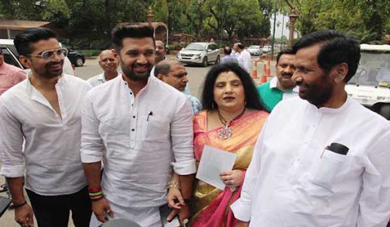 2019 में एक बार फिर चिराग पासवान ने जमुई लोकसभा चुनाव में आरजेडी उम्मीदवार को शिकस्त दी। इससे पहले पॉलिटिक्स में सक्रिय बेटे को रामविलास पासवान ने अपनी जगह पार्टी का अध्यक्ष भी बना दिया। अध्यक्ष के रूप में चिराग पार्टी के हर-छोटे बड़े फैसले लेते हैं। सहयोगी दलों से बातचीत से लेकर पार्टी में टिकटों के वितरण तक हर जगह चिराग का नियंत्रण देखा जा सकता है।
