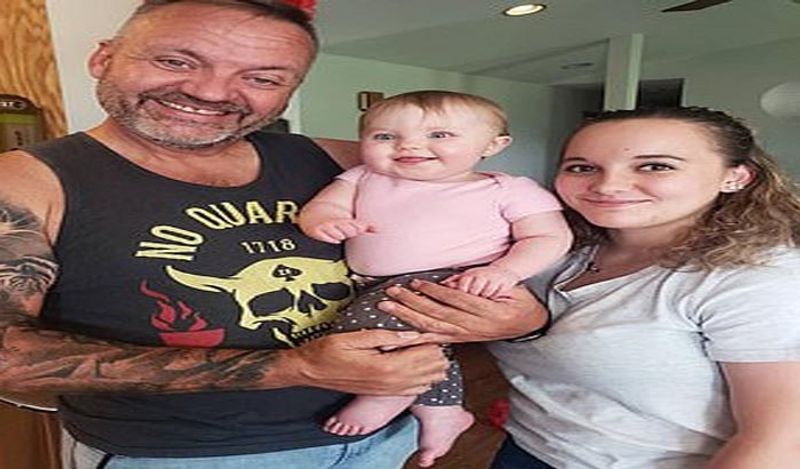20 साल की फोटोग्राफर हन्नाह एनिस ने अपनी ख़ुशी लोगों के साथ शेयर की। उसने बताया कि कैसे वो अपने से 29 साल बड़े प्रेमी से सगाई करते ही चार बच्चों की नानी बन गई। 