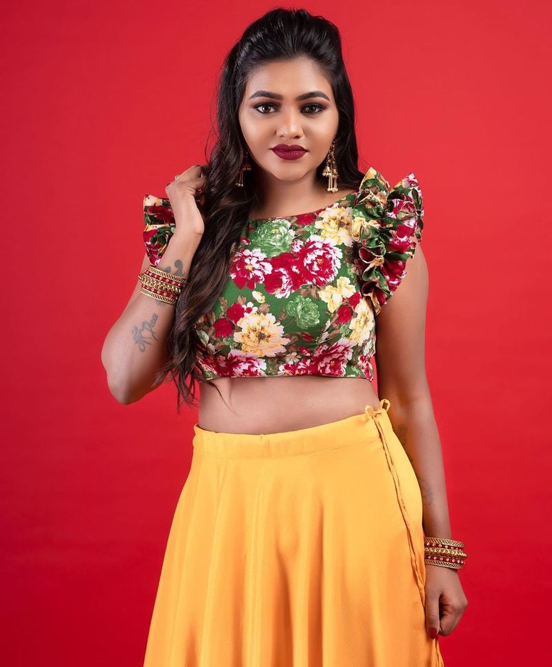 Actress Shalu shammu hot and unidentified Modern photo shoot