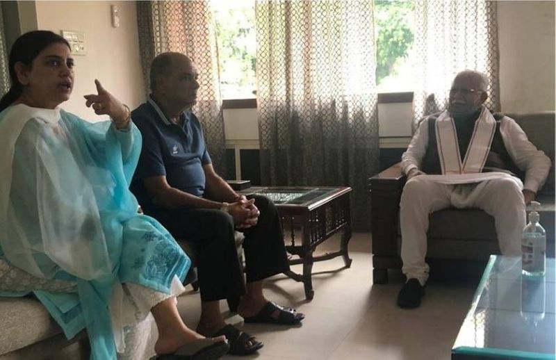 सूत्रों के मुताबिक बातचीत के दौरान सीएम ने कहा कि शिवसेना के नेता मुझपर बयानबाजी कर रहे थे। इसलिए जब आपने (केके सिंह) ने सीबीआई जांच की मांग की तो मैंने सोचा कि कुछ गलत है और जांच का आदेश दिया था।