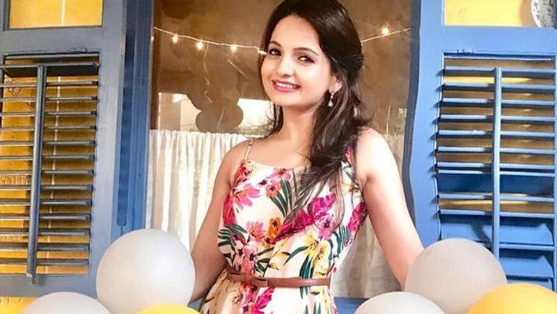 साथ निभाना साथिया के मेकर्स को जैसे ही पता लगा कि वह डांस रियलिटी शो में भाग लेने जा रही हैं उन्हें रातों रात शो से आउट कर दिया गया।
