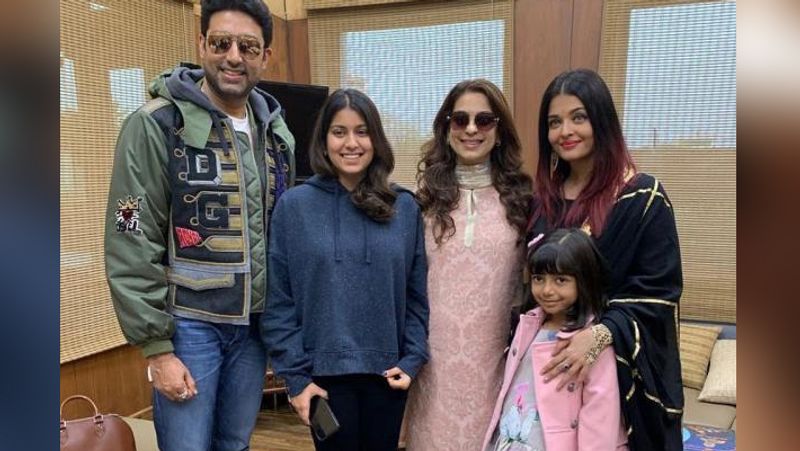 बता दें कि जूही चावला ने फिल्म सल्तनत से बॉलीवुड डेब्यू किया था। यह फिल्म 1986 में रिलीज हुई थी। जूही को पॉपुलैरिटी फिल्म कयामत से कयामत तक से मिली। इस फिल्म में वह आमिर खान के साथ नजर आई थी। 
