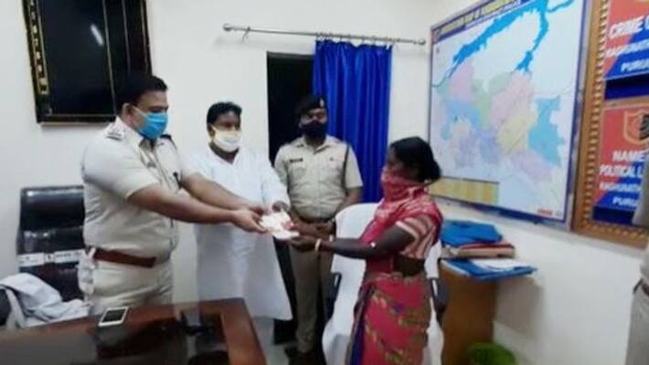 Police helps two orphan children in Purulia BTG Police helps two orphan children in Purulia BTG
