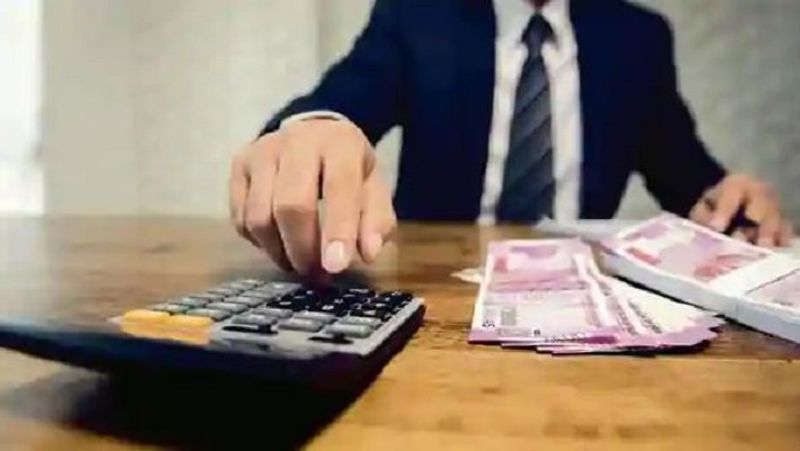 बार-बार बढ़ी डेडलाइन
लोगों को राहत पहुंचाने के लिए इनकम टैक्स रिटर्न फाइल करने की अंतिम तारीख कई बार बढ़ाई। आम तौर पर इनकम टैक्स रिटर्न फाइल करने की अंतिम तारीख हर साल 31 मार्च तक होती है। लेकिन इस बार पहले इसे 30 जून और फिर 31 जुलाई किया गया। इसके बाद 30 सितंबर और अब 30 नवंबर कर दिया गया है।
(फाइल फोटो)
