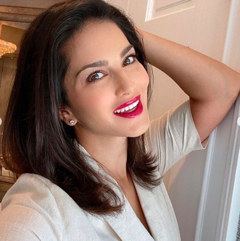 Bollywood actress Sunny leone team up with daughter nisha teaches painting dpl