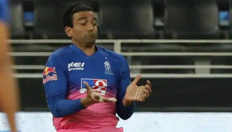IPL 2020: RR vs KKR - Robin Uthappa invites trouble for applying saliva on ball-shl