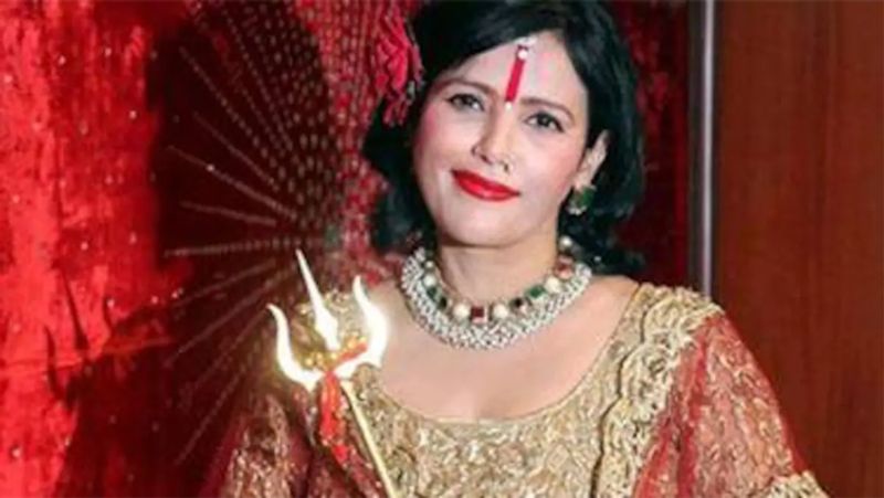 बता दें कि, सुखविंदर यानी 'राधे मां' की पहचान ही लाल कपड़े, तिलक और हाथ में रहने वाले त्रिशूल से है। वे हमेशा अपने साथ एक छोटा सा त्रिशूल रखती हैं।