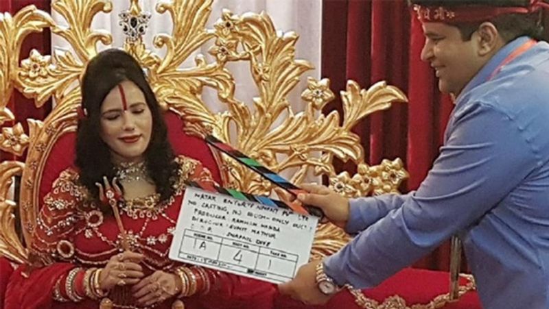 अब ये देखना दिलचस्प होगा कि 'राधे मां' क्या त्रिशूल के बिना बिग बॉस के घर में एंट्री लेती है या फिर प्रोडक्शन हाउस उनकी शर्त को मान लेता है।