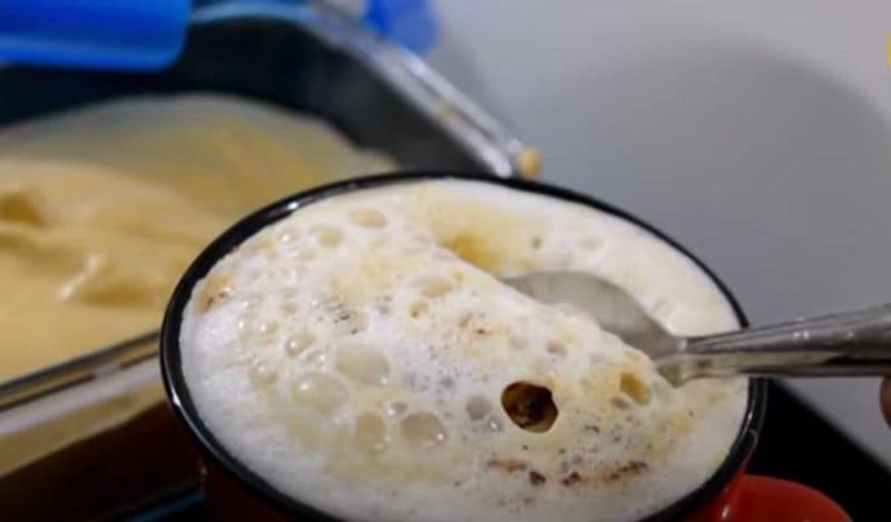 आपने देखा होगा कि इन कॉफ़ी शॉप्स में मिलने वाली कॉफ़ी में काफी मात्रा में झाग होती है। घर पर कितनी भी कोशिश कर लो, लेकिन इतना झाग नहीं बन पाता। लेकिन आज के बाद ये समस्या खत्म हो जाएगी। 
