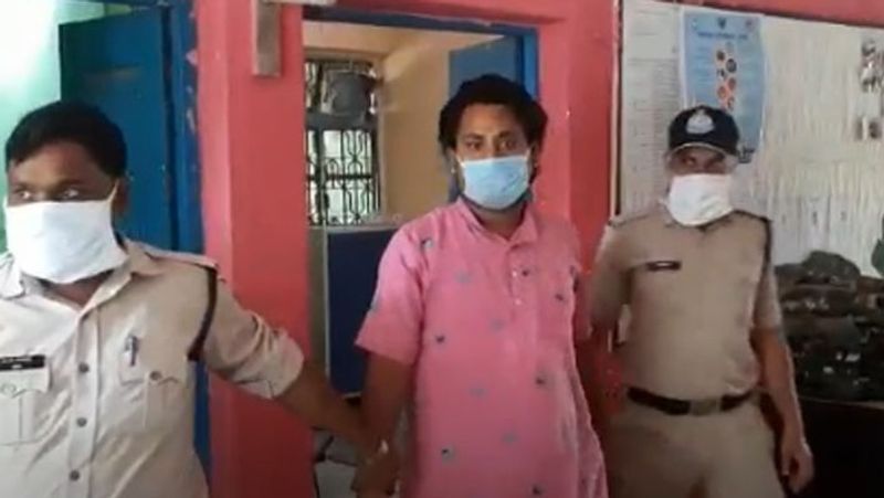 पुलिस को आश्रम से 2 किलो गांजा भी मिला था। आशंका है कि आरोपी ड्रग्स का सप्लायर भी है। पुलिस ने आश्रम से 26 एमबी का डेटा जब्त किया था। इसमें अश्लील वीडियो भरे थे। हालांकि छापे की भनक लगने पर आरोपी ने अपने मोबाइल से 10 जीबी डेटा पहले ही डिलीट कर दिया था। आगे पढ़ें इसी की कहानी...