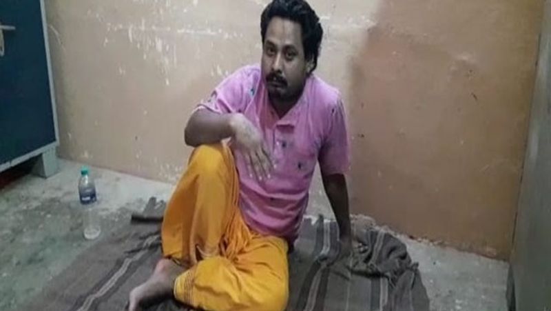 बताते हैं कि यहां पढ़ाई-लिखाई पूरी करने के बाद धर्मेंद्र गायब हो गया। जब लौटा, तो गांव में हनुमानजी की मढ़िया के पास बैठकर पूजा-अर्चना करने लगा। आज इसी जगह पर उसका आश्रम है। इसके बाद गांववालों ने श्मशान भूमि का एक टुकड़ा इसके परिवार को रहने के लिए दे दिया। लेकिन यह सरकारी जमीनों पर कब्जा करने लगा। फिर 2010 में आश्रम की नींव रखी। आगे पढ़ें इसी की कहानी...