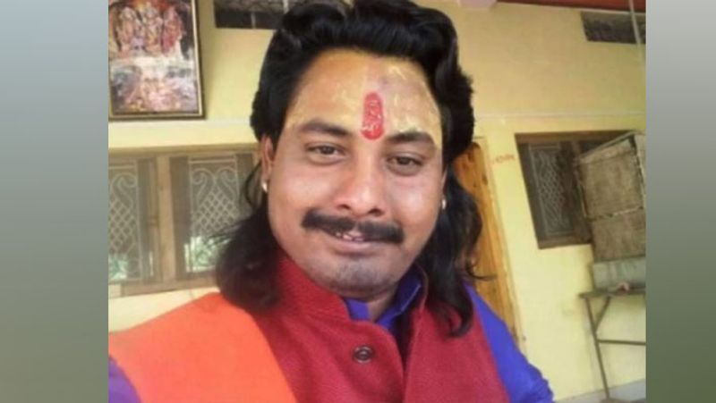 ढोंगी बाबा का आश्रम नरसिंहपुर जिले से करीब 35 किमी दूर है। एसपी अजय सिंह ने बताया कि आरोपी के खिलाफ अभी चार महिलाओं ने सटाला पुलिस थाने में शिकायत दर्ज कराई थी। इनमें एक पीड़िता नाबालिग है। आशंका है कि उसने कई महिलाओं को अपना शिकार बनाया। पाखंडी गांव की तीन महिलाओं को अश्लील वीडियो के जरिये ब्लैकमेल कर रहा था। इससे पहले भी गांववालों ने कई महिलाओं के शोषण की आशंका जताते हुए आरोपी के खिलाफ पुलिस में शिकायत दर्ज कराई थी। आगे पढ़िए इसी की कहानी...