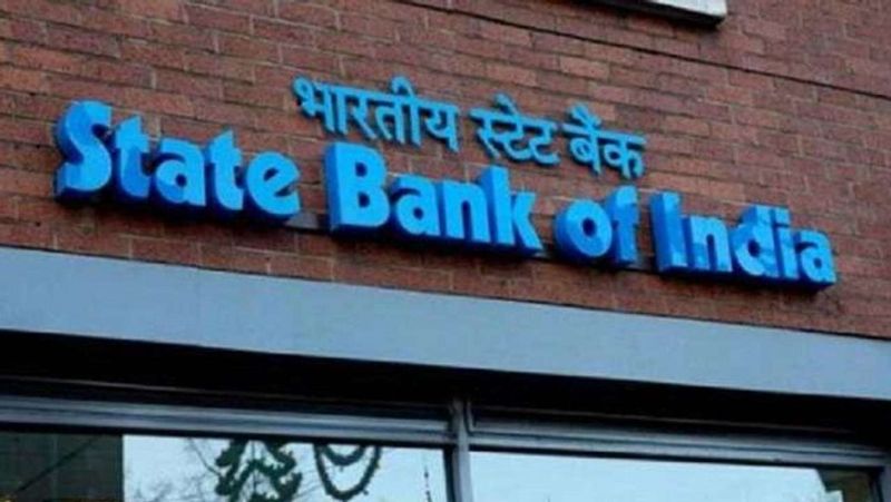 स्टेट बैंक ऑफ इंडिया
स्टेट बैंक ऑफ इंडिया (SBI) में 10 साल की रिकरिंग डिपॉजिट पर 5.7 फीसदी की दर से ब्याज मिल रहा है। अगर यहां रोज 200 रुपए यानी महीने में 6 हजार रुपए का निवेश किया जाता है, तो 10 साल के बाद ब्याज सहित यह रकम 970,594 रुपए हो जाएगी। इस तरह, आपको ब्याज के रूप में 250,594 रुपए मिलेंगे।
(फाइल फोटो)