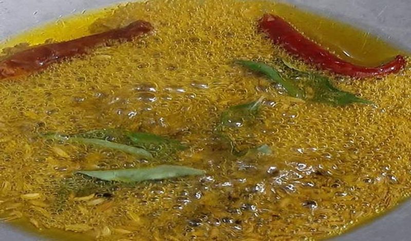 जब लाल मिर्च जल जाए, तब इसमें हींग और कढ़ी पत्ता मिलाएं। 